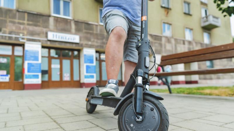 A rendőrségi traffipax rögzítette a gyorshajtó rollerest – döbbenetes sebességgel száguldott!