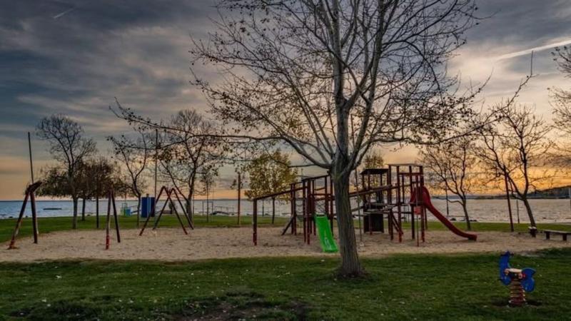 Jelenleg egy Balaton-parti település játszótere új arculatot kap, és a tervek szerint hamarosan megújul.