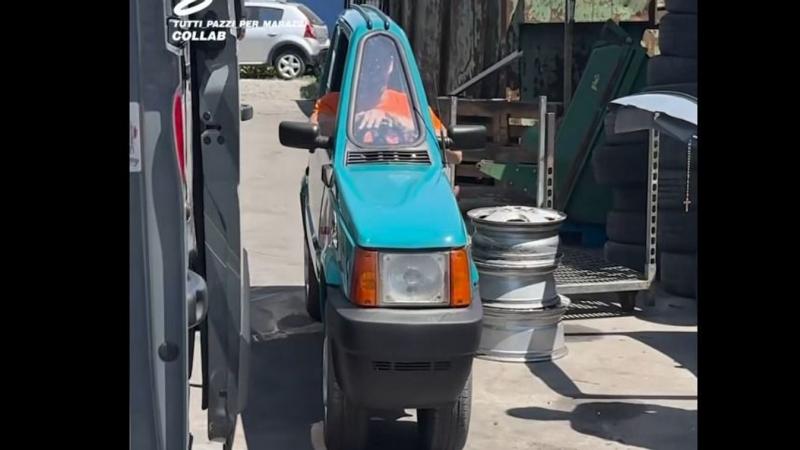 Bemutatjuk a világ legvékonyabb autóját, amelyet egy Fiat Pandából alakítottak ki! Ez a különleges jármű még a motorbicikliknél is keskenyebb, így igazán figyelemfelkeltő megjelenésével és praktikus kialakításával hódít.