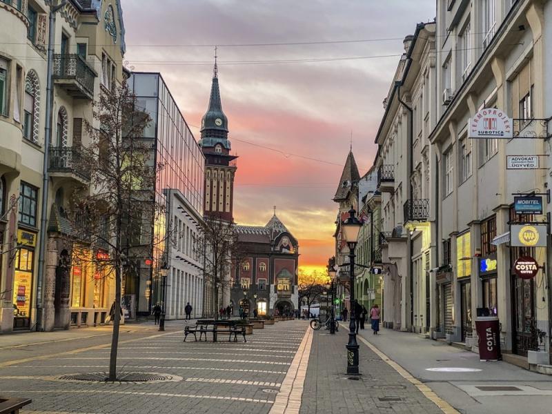 Szabadka nem engedheti meg, hogy a túlzó politikai ambíciók áldozatául essen.