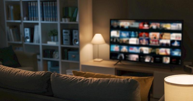 Itt van hat lenyűgöző sorozatpremier, ami miatt érdemes a tévé elé telepedni októberben:

1. **Titkok városa** - Egy sötét, rejtélyes thriller, amely a kisvárosi élet árnyoldalait tárja fel, miközben a főszereplő egy eltűnt személy nyomába ered.

2. **Jöv