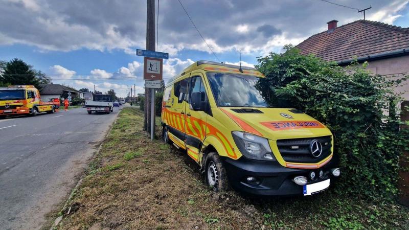 Zalában baleset történt: egy Daewoo jármű hirtelen kanyarodott a mentőautó elé, ami ütközést eredményezett. Részletek következnek.