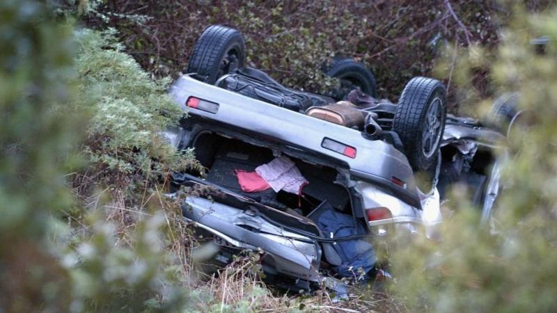 Furcsa baleset történt a 81-es úton: egy autó fejtetőre állva várta a segítséget.