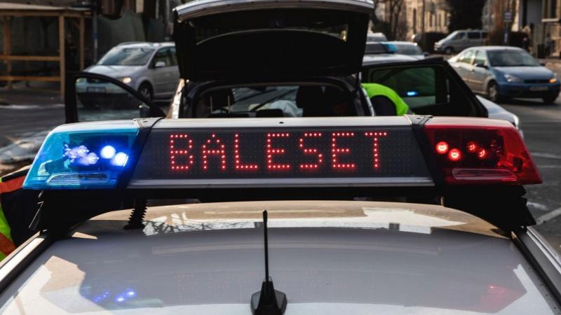 Baleset történt a 471-es főúton, ahol két személyt kényszerültünk kiszabadítani az autóból!