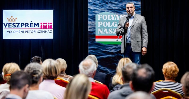 Veszprém partjainál is horgonyt vetett a folyami polgárnaszád.