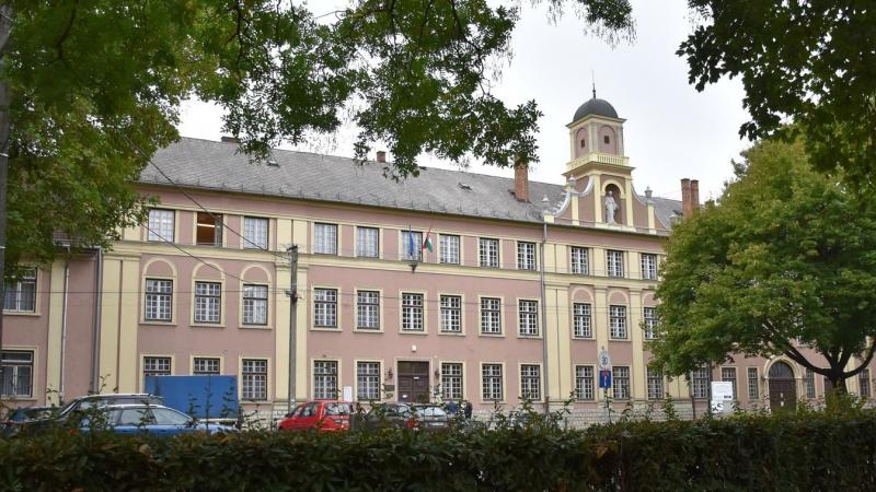Fedezd fel a különleges lehetőségeket Dombóváron - Tanulj az Apáczai Technikumban! Itt nem csupán tudást szerezhetsz, hanem egy olyan közösség részévé válhatsz, amely támogatja a fejlődésedet és az álmaid megvalósítását. Ne hagyd ki ezt az egyedülálló alk