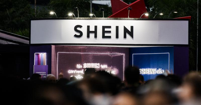 A Sheint a gyermekpornográf babák forgalmazása miatt tették hivatalos feljelentést.