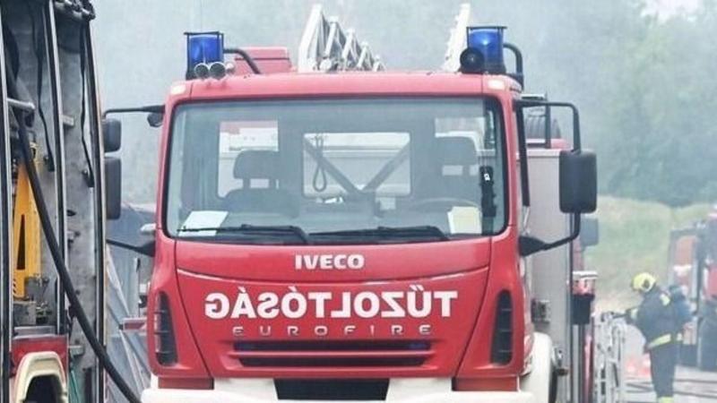 A 3-as főúton egy kisteherautó váratlanul lángra lobbant.