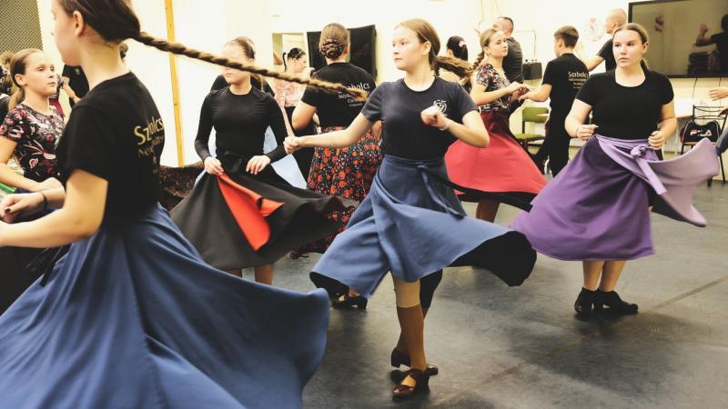 Hatalmas lelkesedéssel és eltökéltséggel készül a Perdülő csoport az Országos Ifjúsági Néptáncfesztiválra!