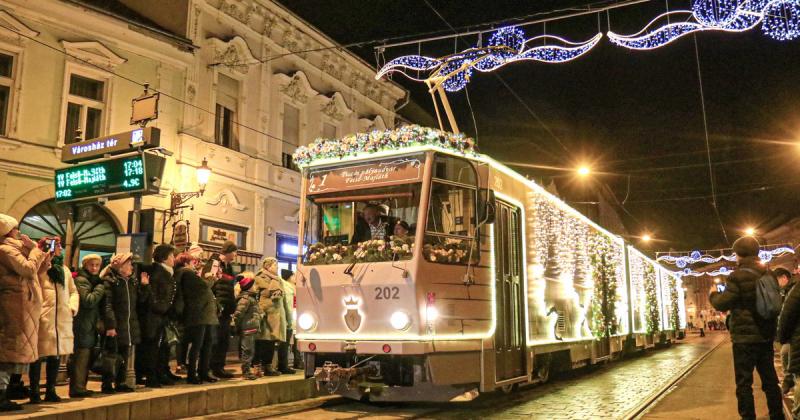 Újra magyar színekben pompázik Európa legszebb adventi villamosa!