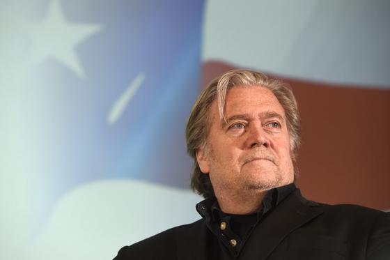 Steve Bannon kifejezte véleményét Elon Musk személyiségéről, mondván, hogy a milliárdos viselkedése olykor gyermeki éretlenséget tükröz. Hozzátette, hogy Musk talán jobban járna, ha visszatérne Dél-Afrikába, ahol gyökerei vannak.