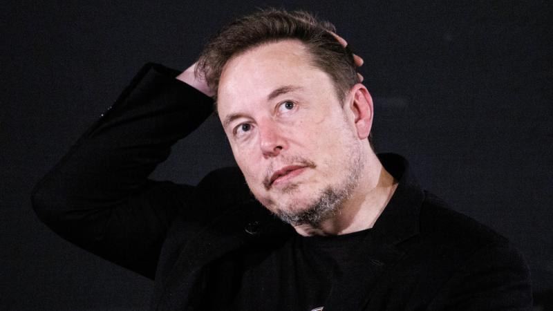 A brit kormány kezdi megadni magát Elon Musk és csapata dühének.