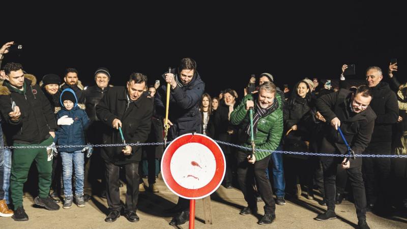 Hosszú várakozás után végre elérkezett az idő: a határvonal, amely Erdély felé vezet, eltűnik. - Mandiner