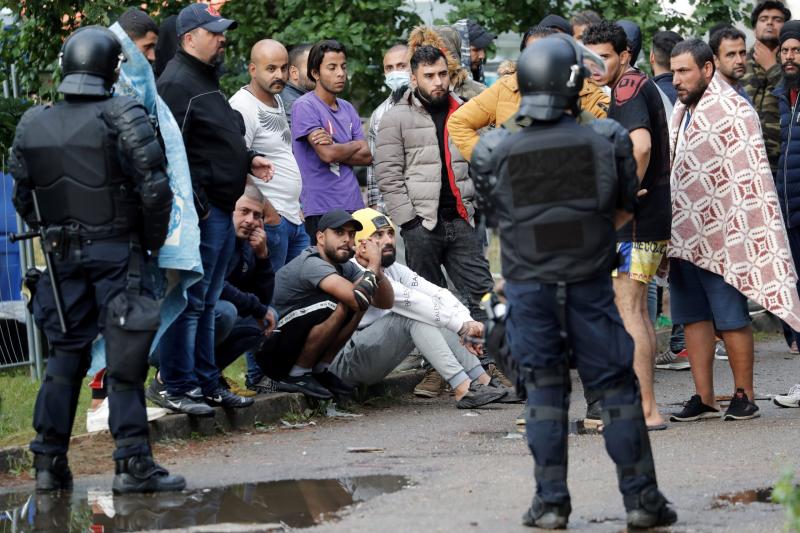 A határok védelme nem csupán fizikai korlátokat jelent, hanem egy olyan szimbolikus és gyakorlati szükségletet, amely megőrzi nemzeti identitásunkat és biztonságunkat. A határok fenntartása emlékeztet minket arra, hogy minden ország saját értékeit és kult