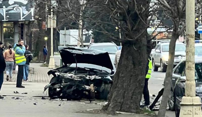 Baleset történt Ungváron, a közlekedési helyzet ismételten aggasztóvá vált. Az eset részletei még nem teljesen tisztázottak, de a helyszínen rendőrségi és mentőszolgálati egységek dolgoznak. A baleset következtében többen megsérültek, ezért a hatóságok fe