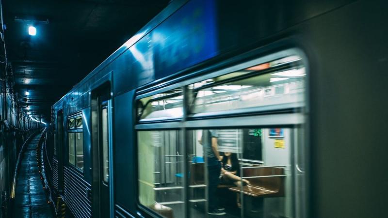 Cikázó fények és zúgó zajok között egy váratlan esemény rázta meg a metrót: az utasok riadt sikoltozással ugrottak fel ülőhelyeikről. A forgalom teljesen leállt, és a pánik egy másodperc alatt eluralkodott. A Ripost hírei szerint ez a váratlan fennakadás 