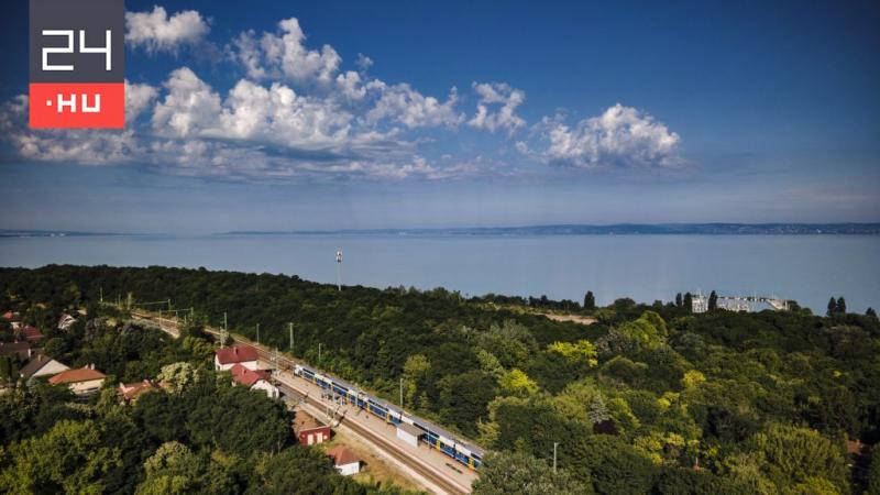 A MÁV a balatoni főszezonra készülve pályafelújításokat végez, hogy a nyári hónapokban zökkenőmentes közlekedést biztosítson. A projekt célja, hogy javítsa a vonatok menetrendjét és komfortját, ezáltal még vonzóbbá téve a Balaton körüli utazást. A felújít
