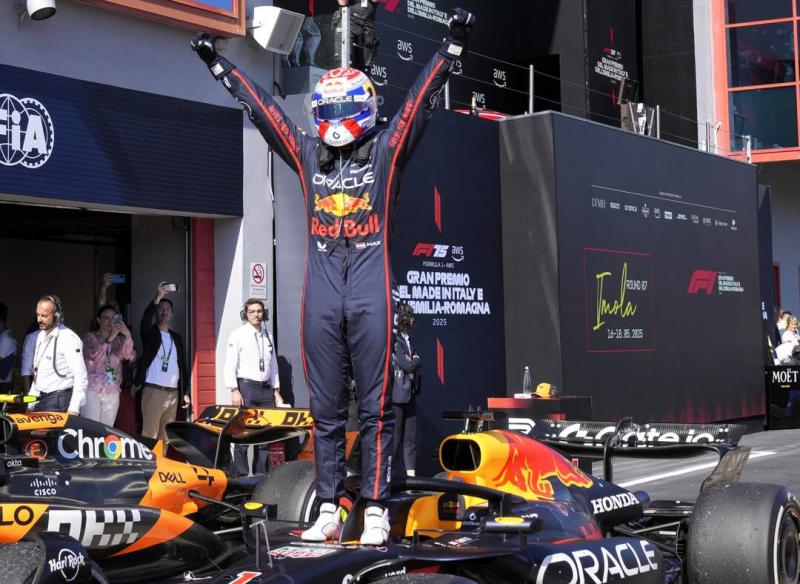 Verstappen magabiztosan diadalmaskodott Imolában | ma7.sk

Max Verstappen megérkezett, és megmutatta, hogy miért is ő a Forma-1 egyik legnagyobb tehetsége. Az Imolában rendezett verseny során a holland pilóta magabiztosan vette át a vezetést, és végig ura