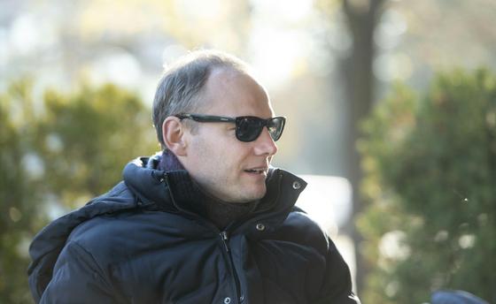 Bödőcs Tibor egy különleges, személyre szabott nemzeti konzultációt készített Orbán Viktor számára, amely tükrözi a humoros és ironikus stílusát. A konzultáció célja, hogy szórakoztató módon érintse a legfontosabb közéleti kérdéseket, miközben provokálja 