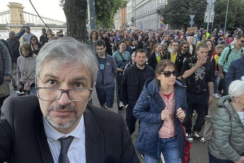 Már megint egy tüntetés bénítja meg Budapest forgalmát, ráadásul a türk delegáció is jelen van.