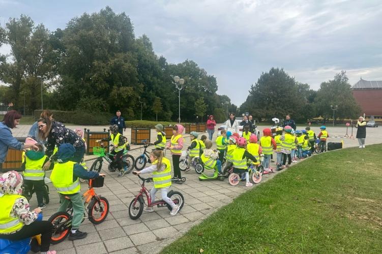 Autómentes nap a gyerekek világában: egy különleges esemény, ahol a fiatalok felfedezhetik a környezetbarát közlekedés varázsát! Ilyenkor a város utcái gyerekzsivajtól és kreatív ötletektől hangosodnak. A gyerekek biciklivel, rollerrel vagy akár gyalogosa