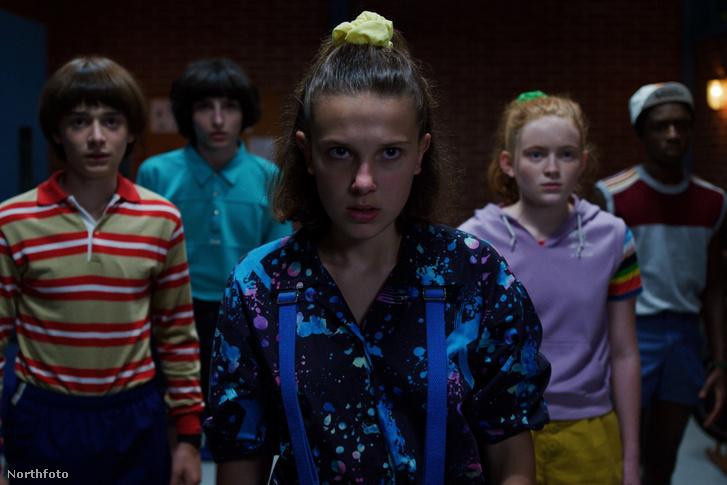 Az idő száguld, és közben új karakterplakátok érkeztek, amelyek a Stranger Things mára felnőtté vált gyerekszereplőit mutatják be. Minden plakát egy-egy új fejezetet nyit meg az életükben, bemutatva, hogyan váltak a kisvárosi kalandorokból felnőtté, akikn