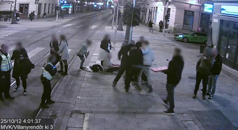 Vasárnap este váratlan tömegverekedés robbant ki Miskolc belvárosában, ahol a helyszínen tartózkodók döbbenten figyelték az eseményeket. A verekedés gyorsan elharapódzott, és a rendőrségnek be kellett avatkoznia a helyzet rendezésére.