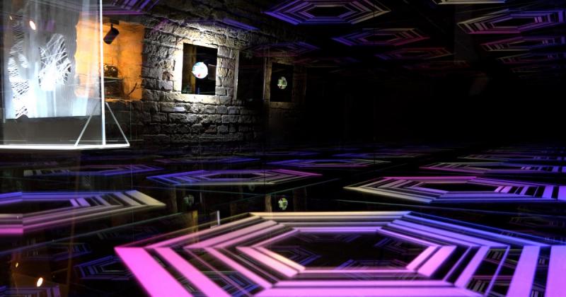 A kiállításon a fények és pixelek varázslatos kaleidoszkópja bontakozik ki előttünk, felfedezve agyunk mélyebb rétegeit.