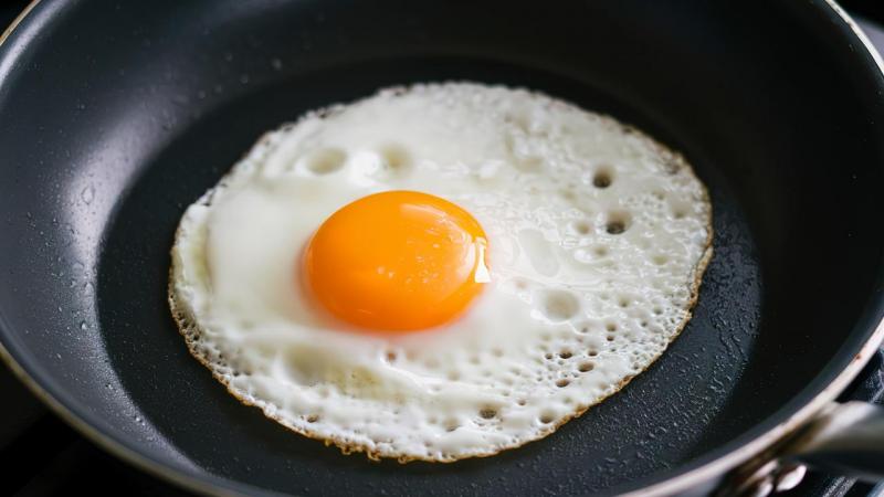 Egy perc alatt elkészíthető tökéletes tükörtojás titkai: Íme, hogyan varázsolja a séf a tányérra ezt a klasszikus ételt!