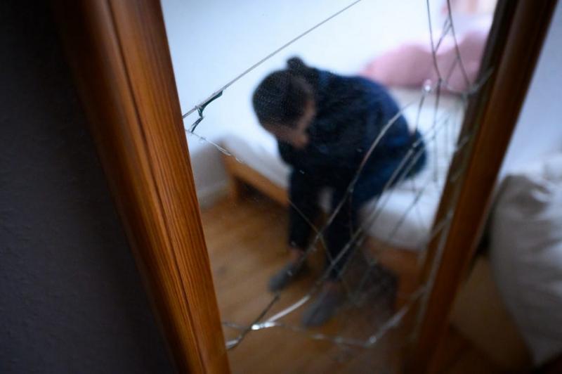 A nők elleni erőszak kérdése rendkívül súlyos probléma, amelynek megoldása még mindig sok kihívás elé állít minket. Az állami áldozatvédelem gyakran észrevétlen marad, és a segítségnyújtás sok esetben nem éri el a szükséges szintet. Ennek ellenére az önko