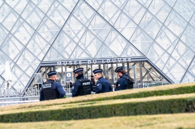 A francia rendőrök elismerték, hogy komoly védelmi hiányosságok járultak hozzá a Louvre kirablásához.