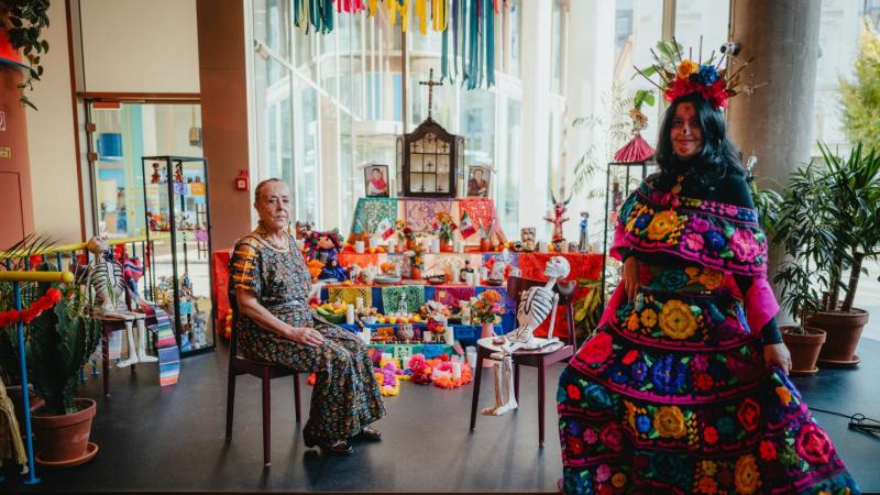 Frida Kahlo oltára Budapesten: megkezdődött a mexikói halottak napja ünnepségsorozata a fővárosban. Az esemény megnyitójáról készült fotók tükrözik a kulturális gazdagságot és a tradíciók iránti tiszteletet.