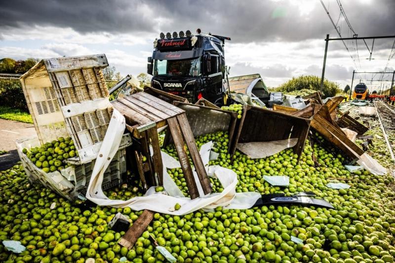 Rémisztő baleset történt Hollandiában: egy videón látható, ahogy egy teherautó és egy vonat ütközik egymással.