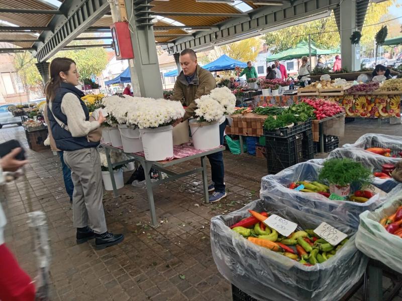 A szombati piacon alig akadt vásárló, szinte üresen álltak a standok.