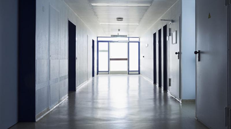 Életfogytiglani börtönbüntetést kapott a német ápoló, aki tíz betege életét oltotta ki, hogy kísérleteit folytathassa. Az eset sokkolta a közvéleményt, hiszen az egészségügyi dolgozó, aki a betegek gondozásáért felelt, a legnagyobb bizalomra tett szert. A