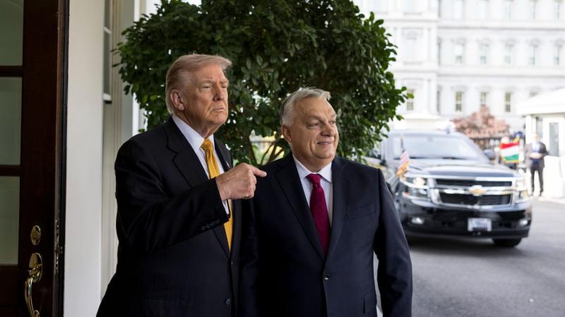 Orbán Viktor a hazafelé tartó repülőgépen adott interjújában elmondta, hogy kezet fogott az amerikai elnökkel, és hangsúlyozta, hogy a Magyarországra vonatkozó szankciómentesség határidő nélkül érvényes.