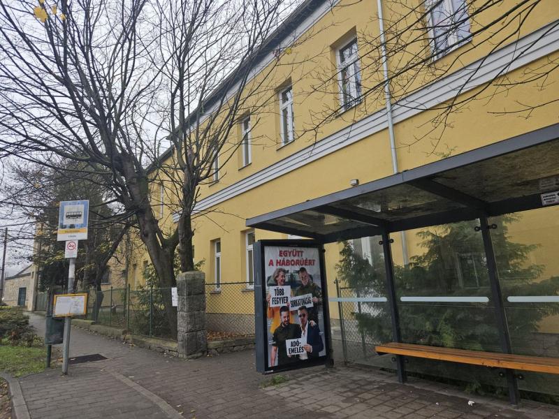 A tavalyi botrány után újabb háborús plakát jelent meg Piliscsabán, ezúttal az iskola szomszédságában.